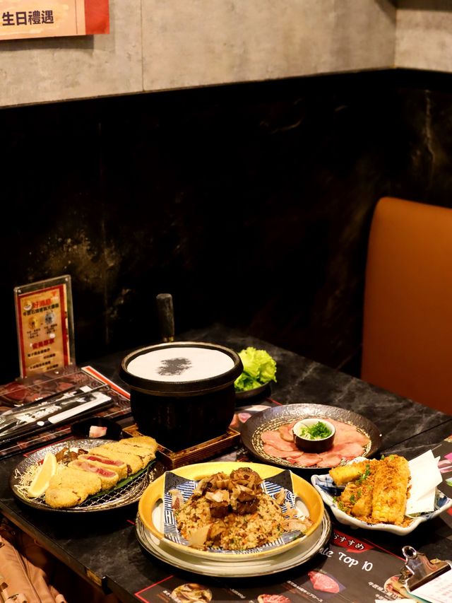 石燒牛舌超級正！燒幾熟自己話事🥰  經過呢間餐廳幾次都話想試吓， 今日終於有時間同蝦子餅一齊嚟食  主要係見到佢有個石燒牛，好似好吸引 之前喺日本食過，食過返尋味 所以我哋都好懷念  鹽蔥薄切牛舌 