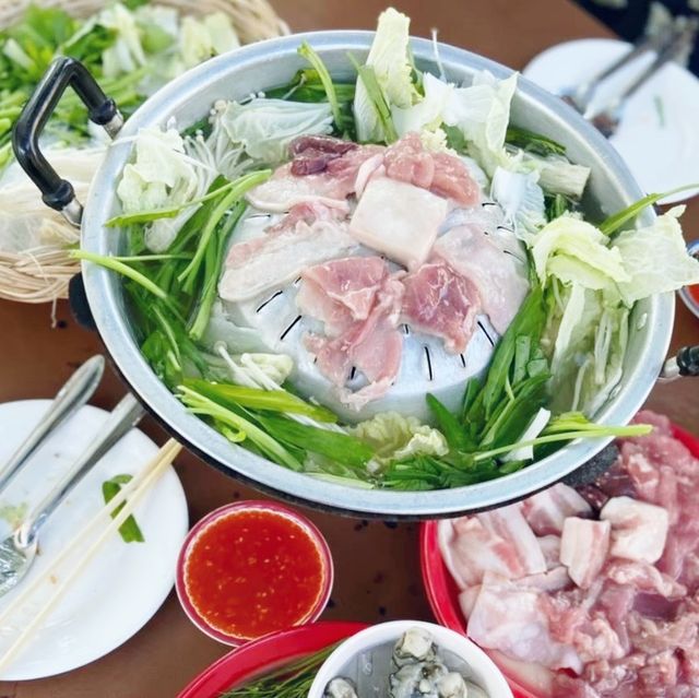  อูเล้งคาเฟ่ (Ouleng Cafe)​ ดูหนังกลางแปลงจอใหญ่!!