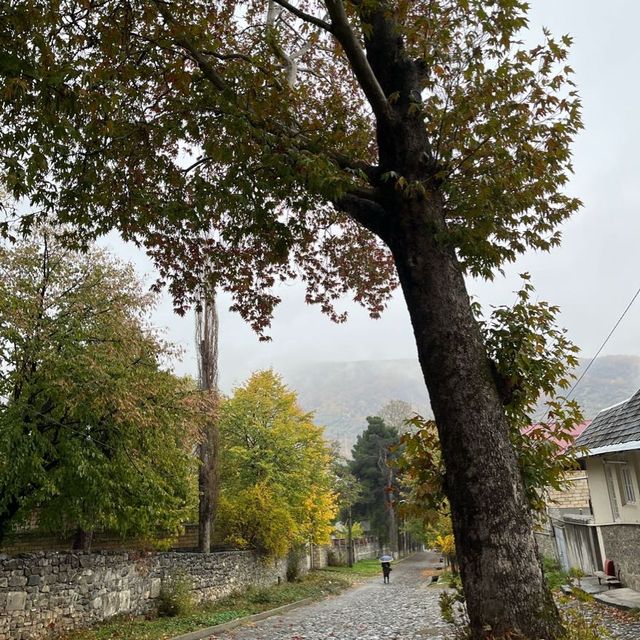 紅葉の美しい古都シャキ