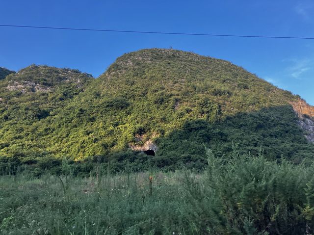 Beautiful mountains along the Pingba route. 