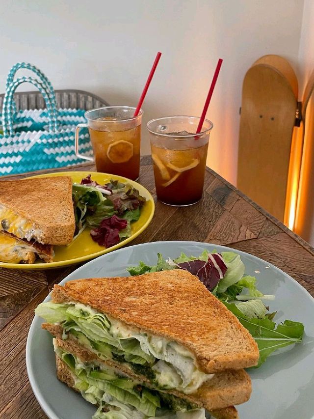 almond hostel & cafe