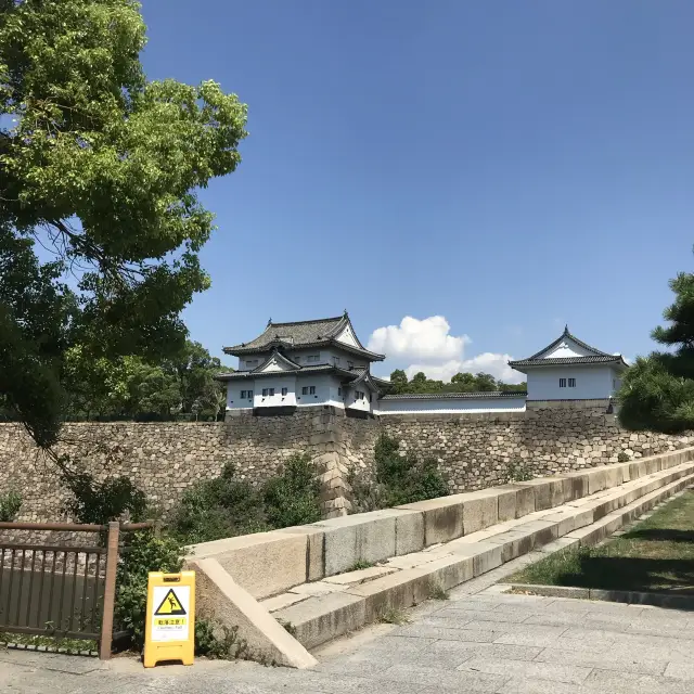 평화로운 분위기가 가득 느껴지는 “오사카 성”