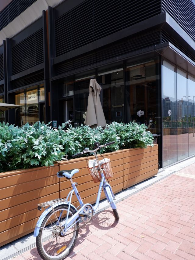 輕鐵旁的木系Cafe 