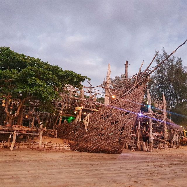 บาร์เรือโจรสลัด ติดทะเลแต่...