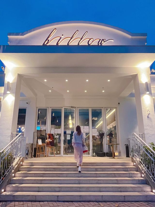 可看著湖景用餐的純白歐陸風西餐廳