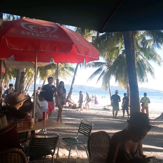 보라카이 바다 앞에 카페