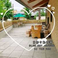 SLOW JET COFFEE IN THE ZOO

テラス席にも動物が！
