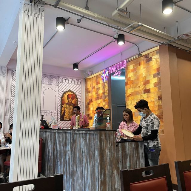 อาหารอินเดียแท้ๆ ใกล้คลองโอ่งอ่าง “Zafran Eatery”