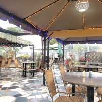 A laid-back outdoor Thai restaurant, great for weekend chilling 