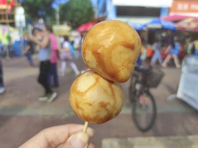 長洲東灣海灘：吃著西瓜冰和大魚蛋曬太陽