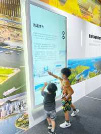 鬧市中室外大型棋盤遊樂場 + 室內展覽