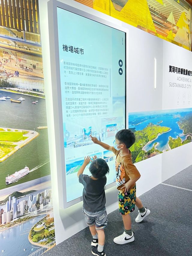 鬧市中室外大型棋盤遊樂場 + 室內展覽