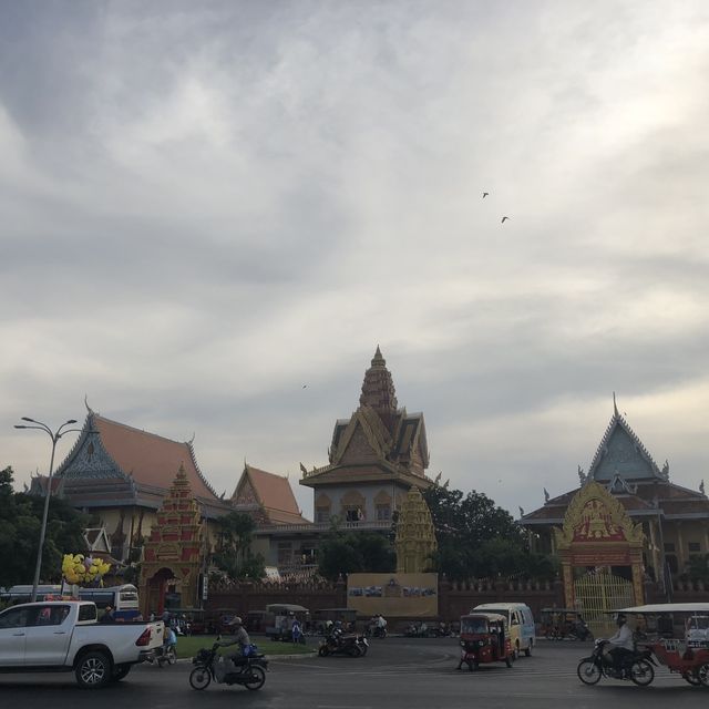 Wat Ounalom Monastery in Phnom Penh ⛩