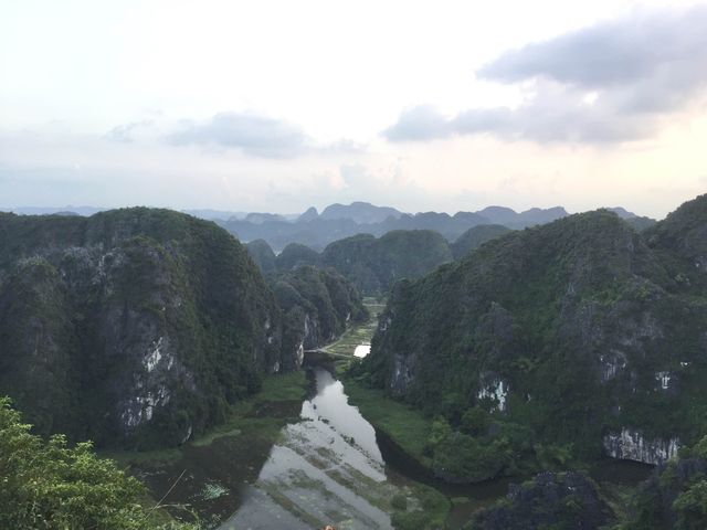 올라가야 볼 수 있는 멋진 풍광! 닌빈 ‘항 무아’(Hang Múa)