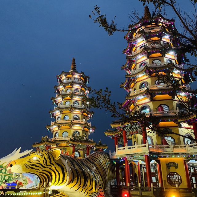高雄左營景點-蓮池潭龍虎塔