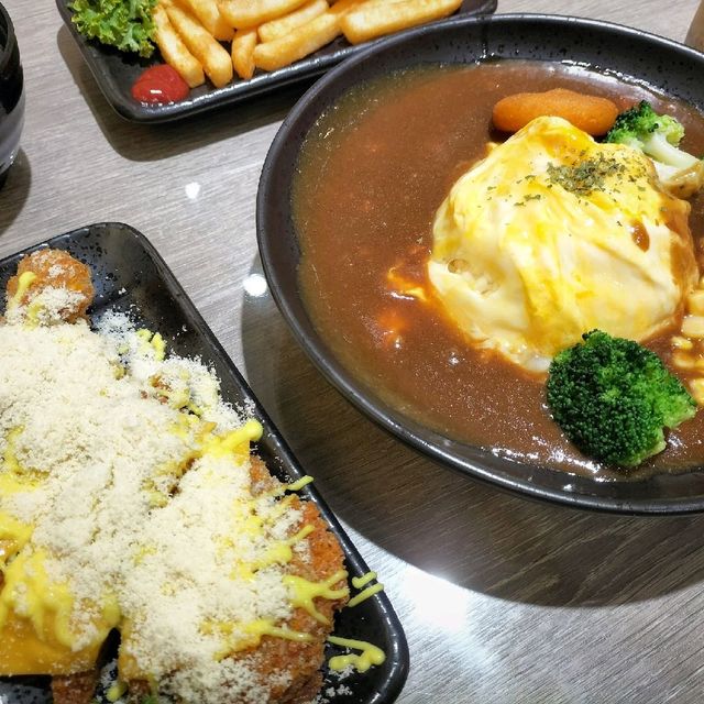 貓奴必來!新店咖哩—迎食流咖哩/蓋飯/歐姆蛋，平價美味，免費加醬加飯一次