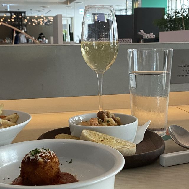 호캉스엔 해피아워! 안다즈는 버블앤바이츠🥂
