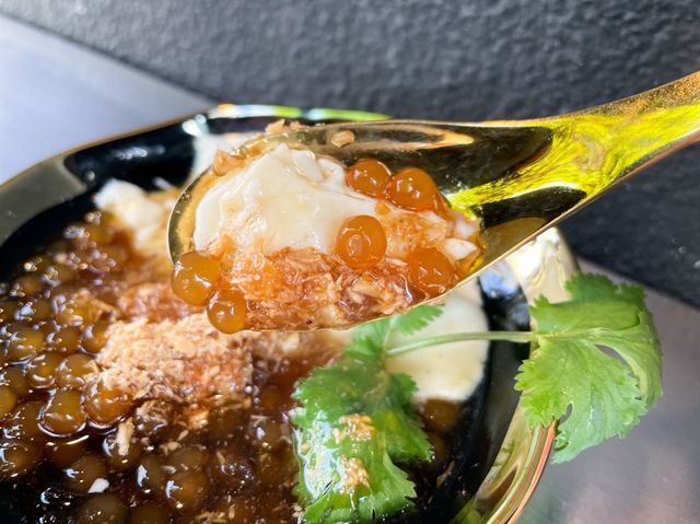 什麼！香菜入豆花~白水豆花正式回歸永康街｜宜蘭來台北的經典甜品 豆花加上香菜跟花生粉｜特殊口感豆花很奇特