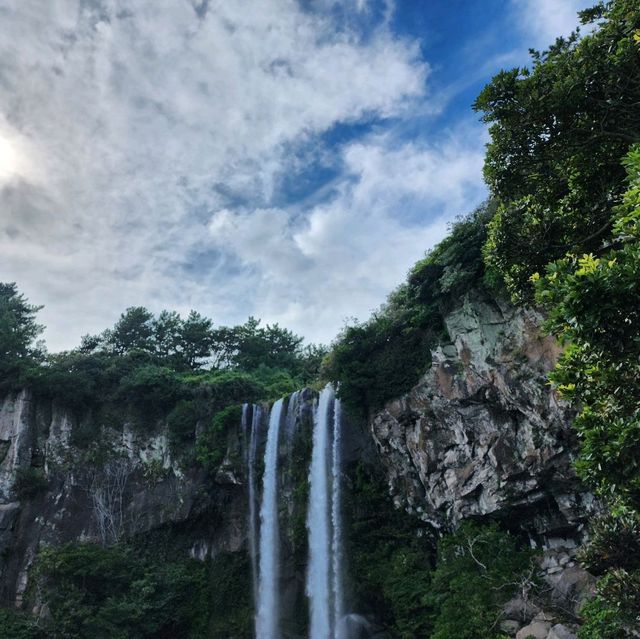 📷 바다로 바로 떨어지는 물줄기, 정방폭포