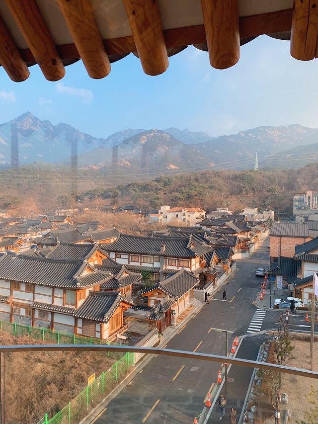 북한산과 한옥마을이 내려다보이는 "1인1잔" 카페