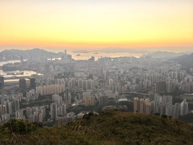 從飛鵝山俯瞰九龍半島暮色 從飛鵝山俯瞰九龍半島暮色