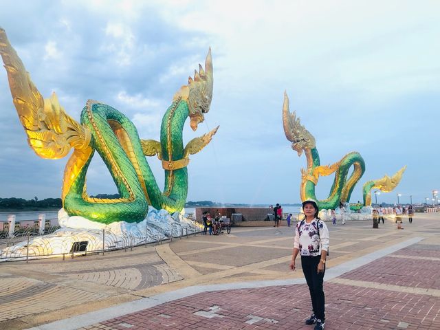 ลานพญานาคคู่ หนองคาย