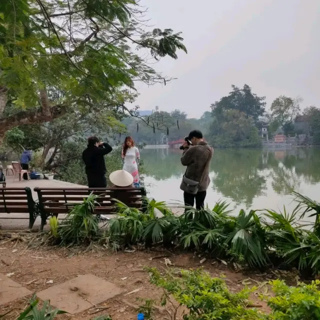 ベトナム ハノイ "ホアンキエム湖" アオザイ記念撮影!! 周辺は新年祝日で歩行者天国、大混雑の街!! ဗီူ🇻🇳