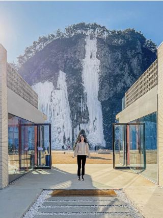 Чашка кофе перед ледяной стеной☕️