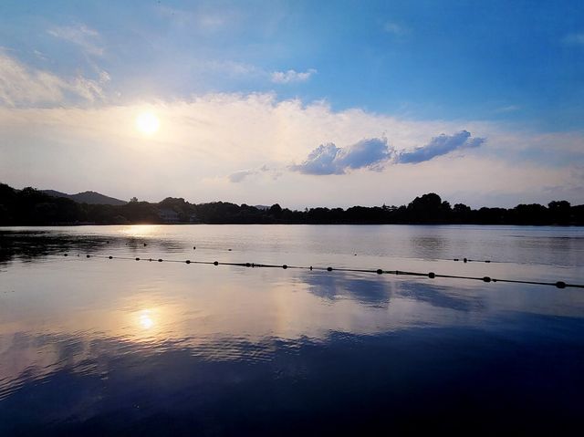 WEST LAKE: humanity and nature’s reflections