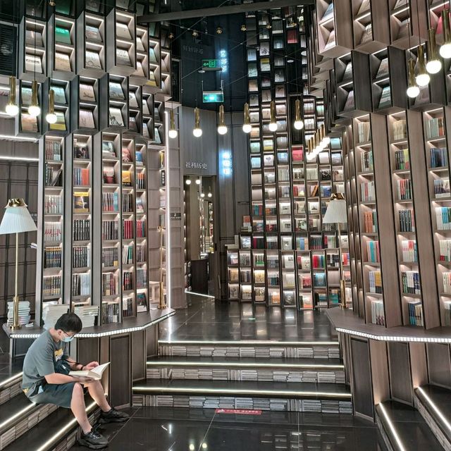 i'm inlove with this Spiral bookstore🥰