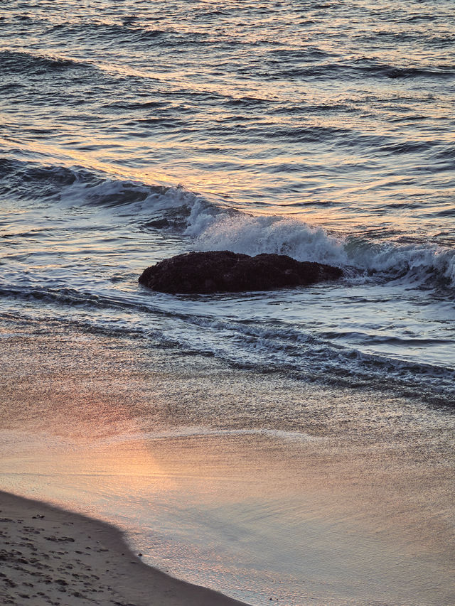 Half Moon Bay in California 🌙 Enjoy a seaside sunset at the Cliff Hotel.