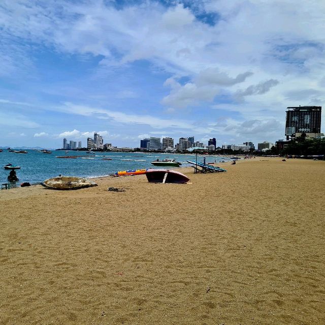 ชายหาดพัทยา นักท่องเที่ยวคึกคัก 