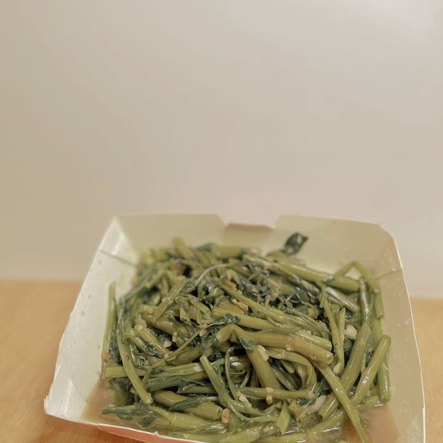 《 喂 ! 有 人 圍 住 餵 你 食 飯 好 威 水 》