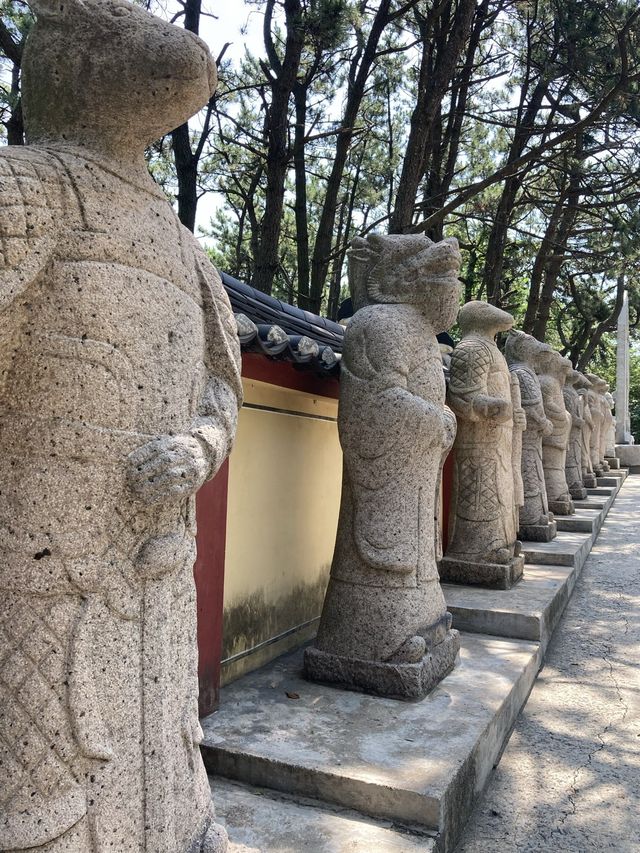 부산 바다 위의 절