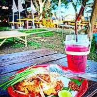 สีดำนมสด คาเฟ่และร้านอาหาร ริมแม่น้ำปราจีน