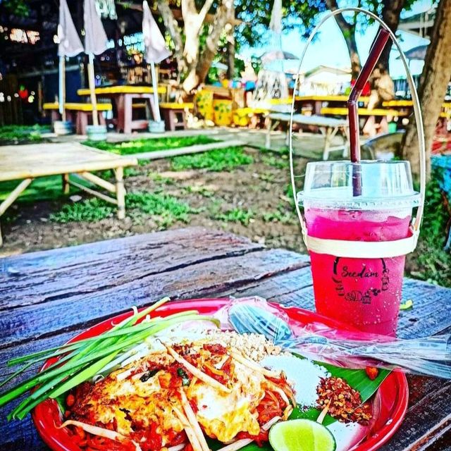 สีดำนมสด คาเฟ่และร้านอาหาร ริมแม่น้ำปราจีน