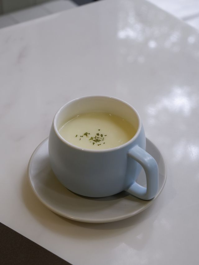 沐浴於樹林與陽光的小黃鴨cafe