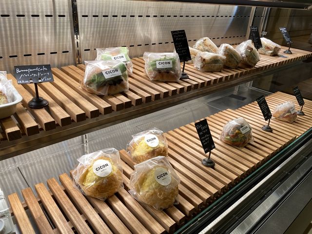 京都。サンドイッチに惣菜パン。彩豊かなホテル併設ベーカリー。