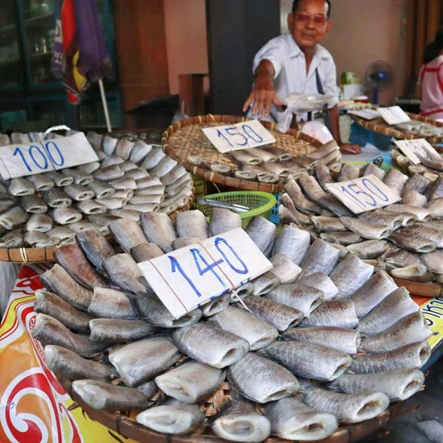 "ตลาดมีชีวิต บนถนนเลียบนที"