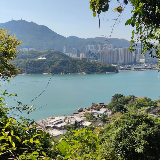 清水灣，白水碗沙灘，見到很多人在練習，平地攀石！