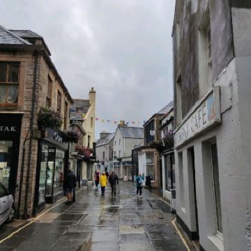 Kirkwall is the largest town in Orkney Island, an archipelago to the north of mainland Scotland. The airport also serves the major airports like Edinburgh, Glasgow etc. Cruise ships also stop here, it is also a transport hub with ferries to many locations. St Magnus cathedral the 11th century church of Saint Olaf of Norway. Along Ablert St there is a hollow tree on it. Bishop and Earl's Palaces are a place worth stopping for some interesting ruins, that are built in the 1100s at about the same time as Saint Magus Cathedral.