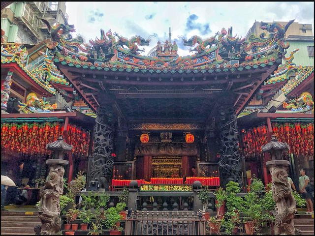 Longshan/Lungshan Temple in Taipei