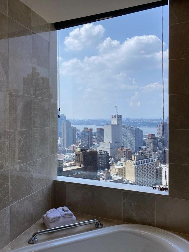Located in the east of New York, the Mandarin Oriental hotel overlooks the Hudson River and Central Park. ✨