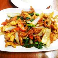 Papaya Mom (ส้มตำเข็มทอง) 