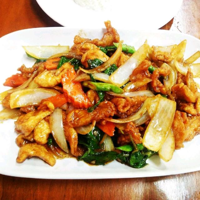Papaya Mom (ส้มตำเข็มทอง) 
