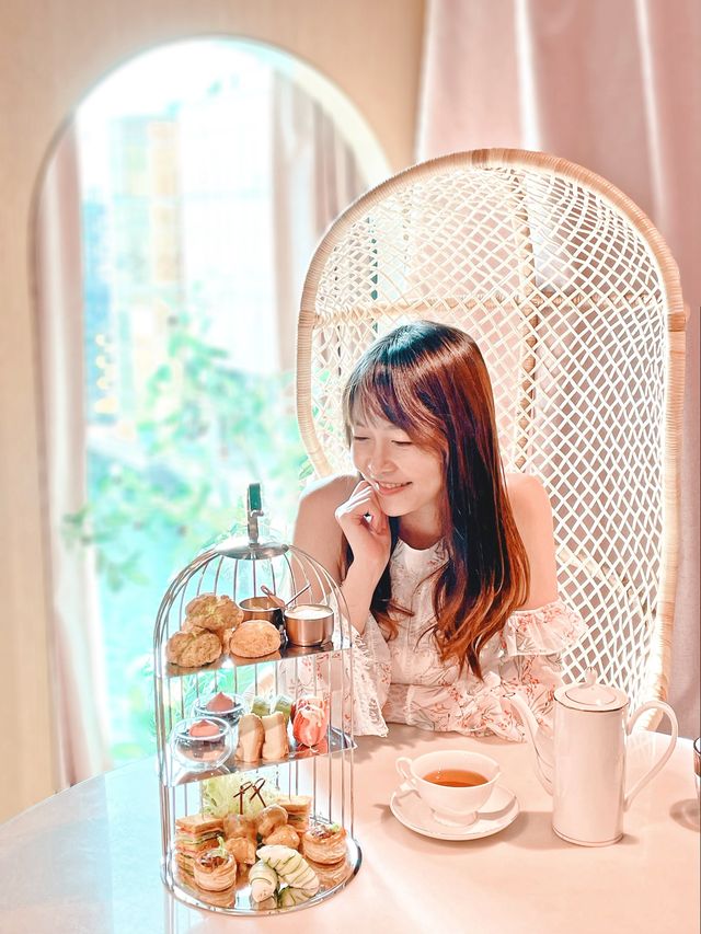 全海景粉紅 igable 餐廳  同閨蜜去High Tea ❤️當然要搵一間打卡able!  海港城Lady Nara 就係唔錯嘅選擇！ 休閒嘅粉紅色風格，泰式餐廳有度假風嘅感覺。 Afternoon
