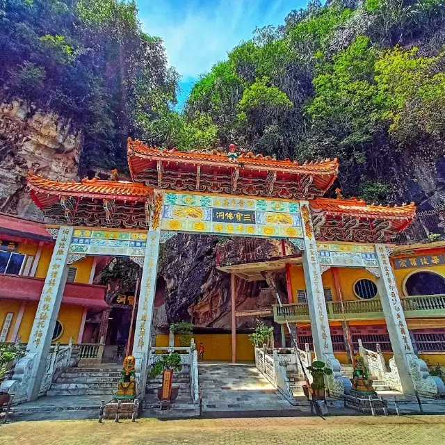 Sam Poh Tong Temple