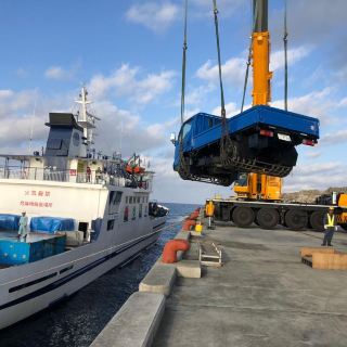 Anything can be transported by crane. Daito Island