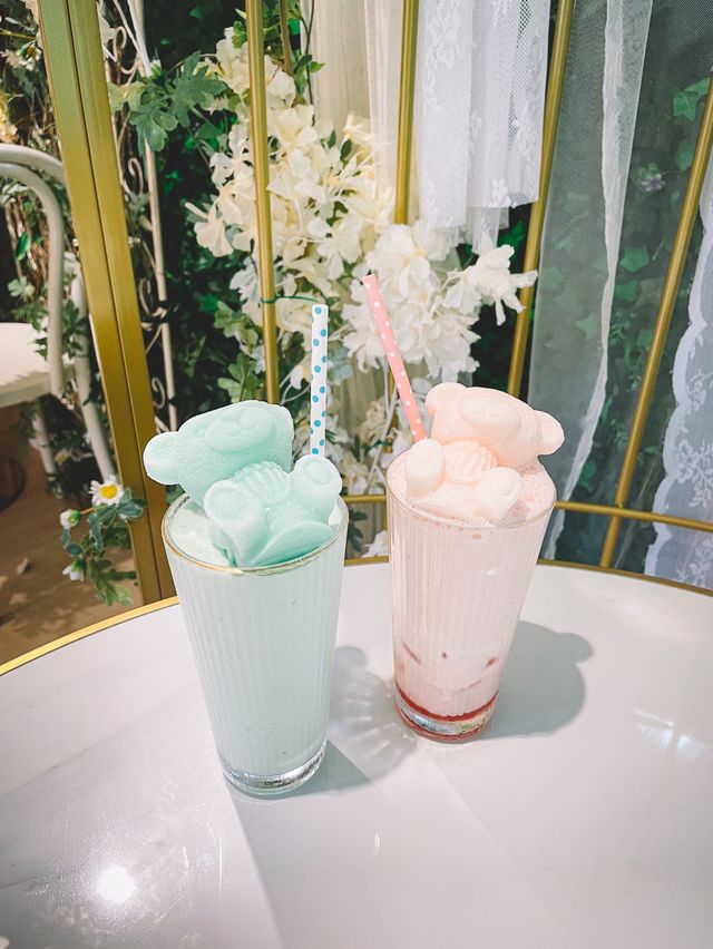 銅鑼灣cafe 花花籠同大型花牆