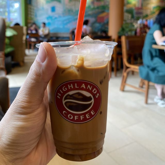 พักดื่มกาแฟเวียดนามรสเข้มข้นที่ Highlands Coffee 